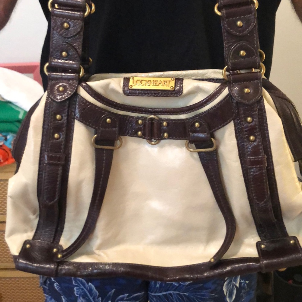 Lock heart satchel includes shoulder strap